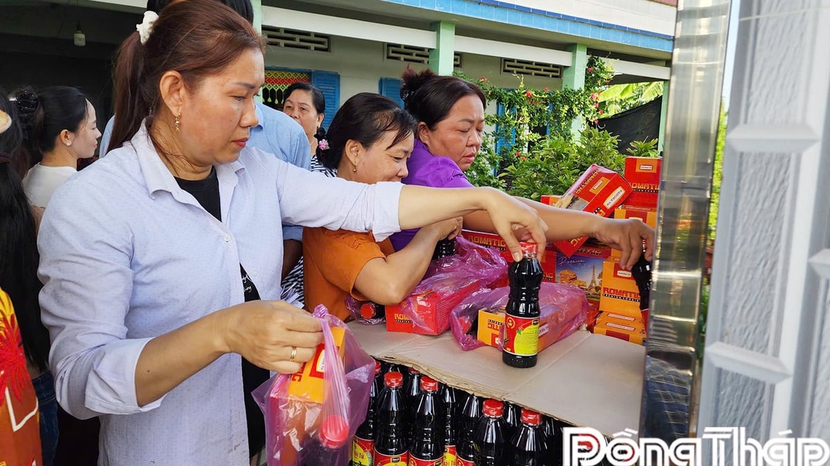 La comuna de Phu Thanh organiza un mercado de 0 VND
