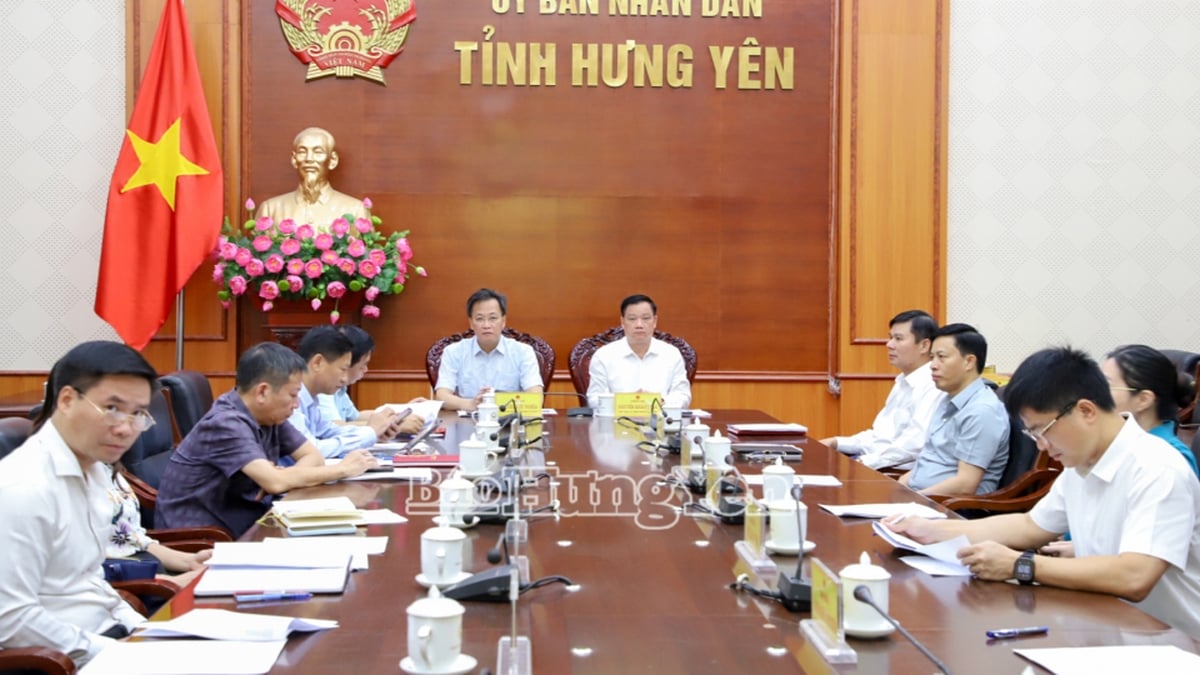 Pham Minh Chinh 총리가 지방 정부와 정기 회의를 주재합니다.