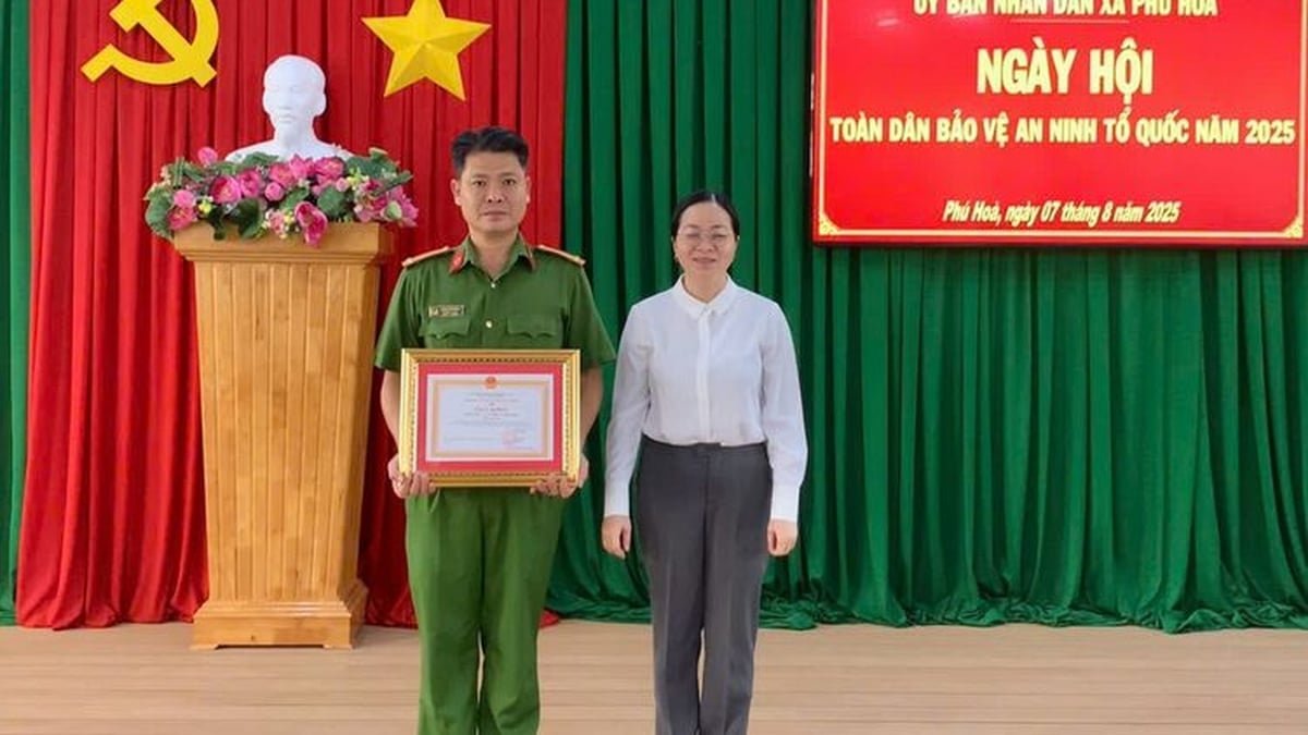 Phu Hoa Commune organizes National Day for National Security Protection
