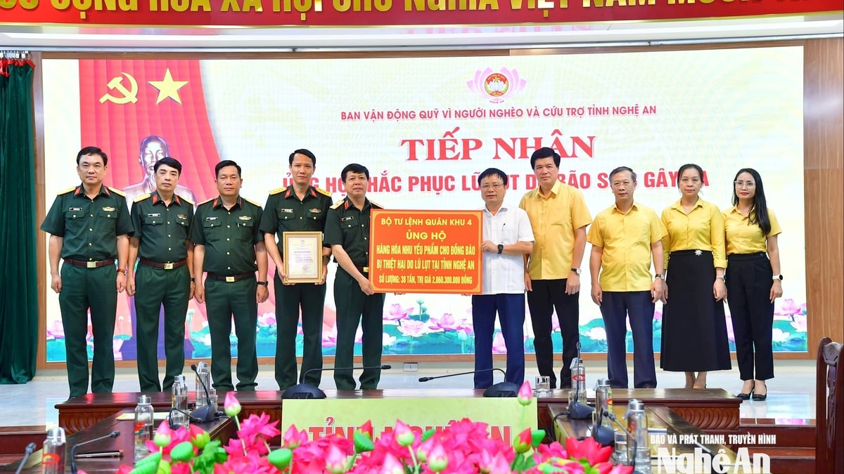 Military Region 4 Command donated necessities worth more than 2 billion VND to support flood victims in Nghe An province.