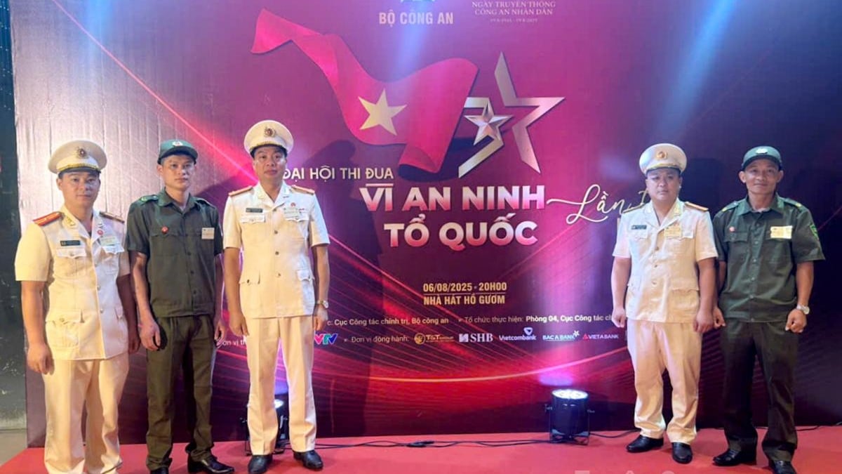 Компания Tuyen Quang представила 5 усовершенствованных моделей, удостоенных чести по случаю 80-летия Дня народной общественной безопасности.