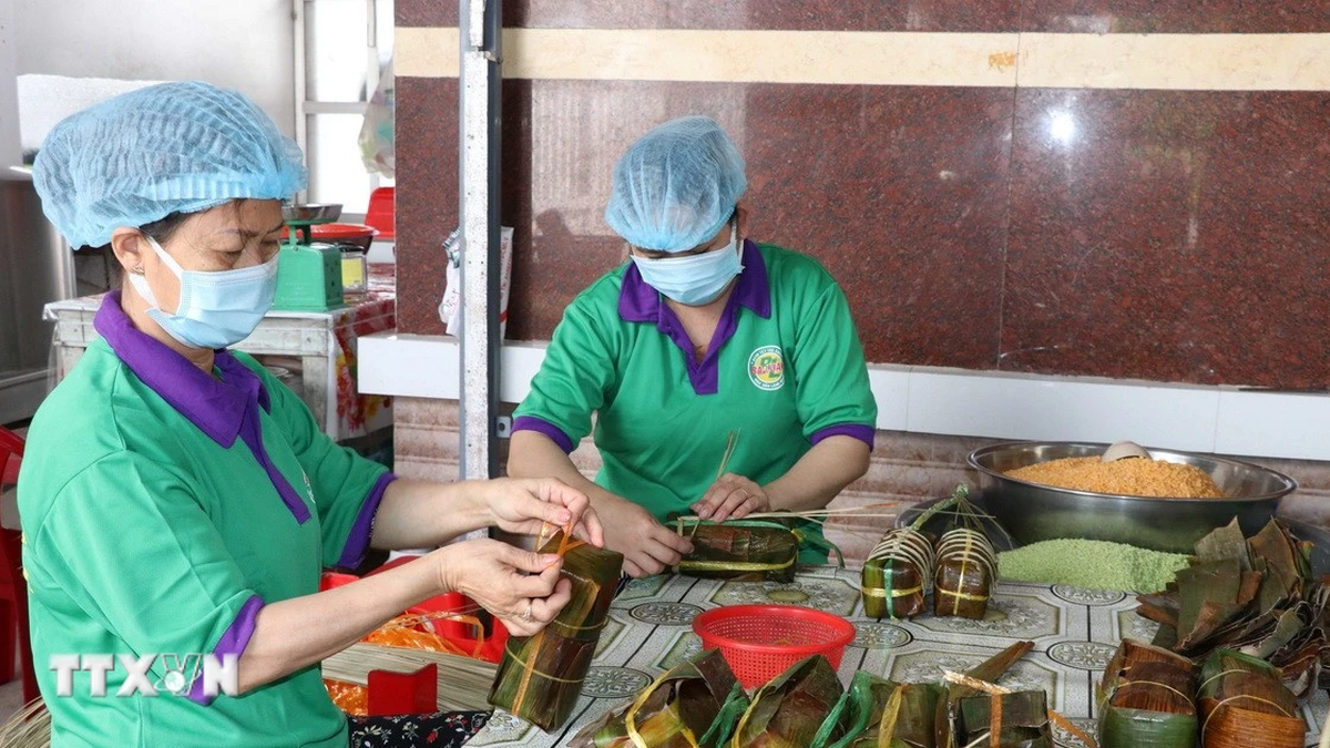 Tra Cuon Tet Cake: A specialty that "crosses the bamboo fence" and reaches far into the market