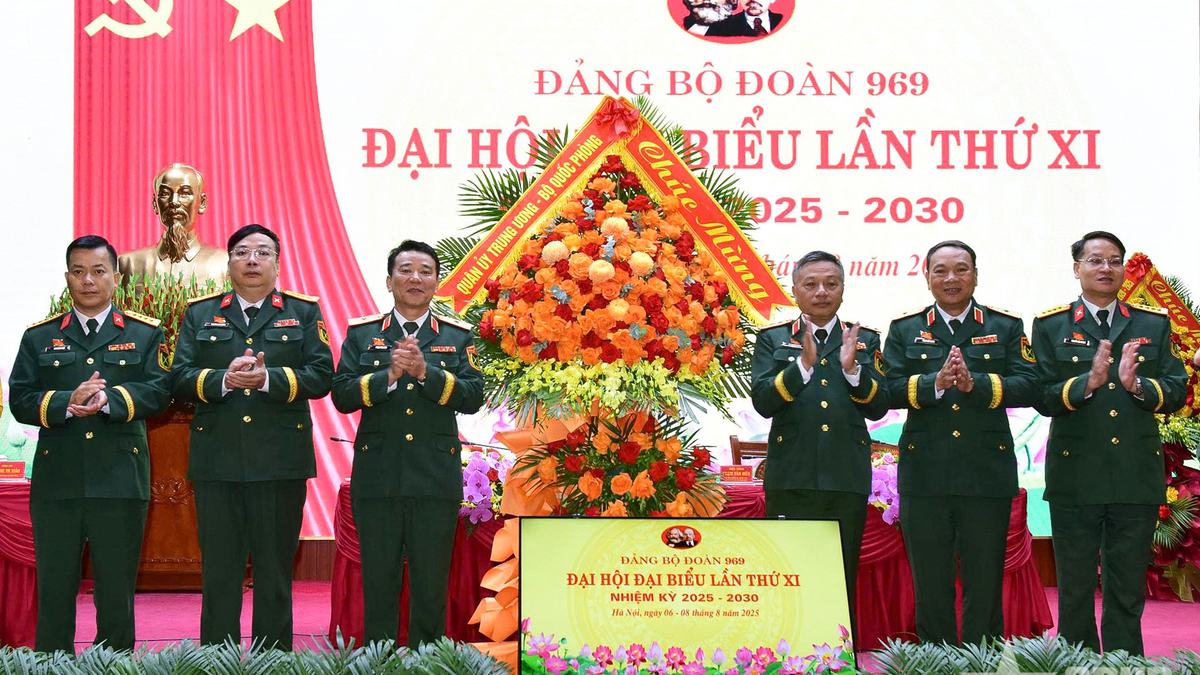 Senior Lieutenant General Le Quang Minh attended and directed the Party Congress of Group 969 for the 2025-2030 term.