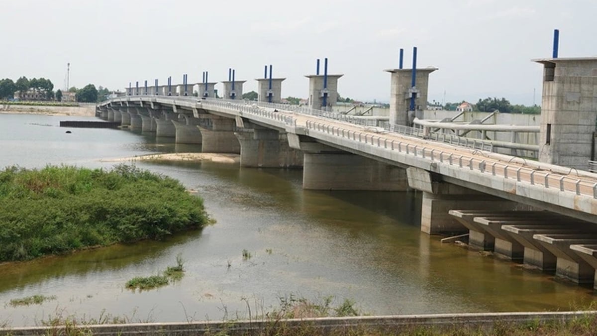 Urging progress of Tra Khuc river dam project