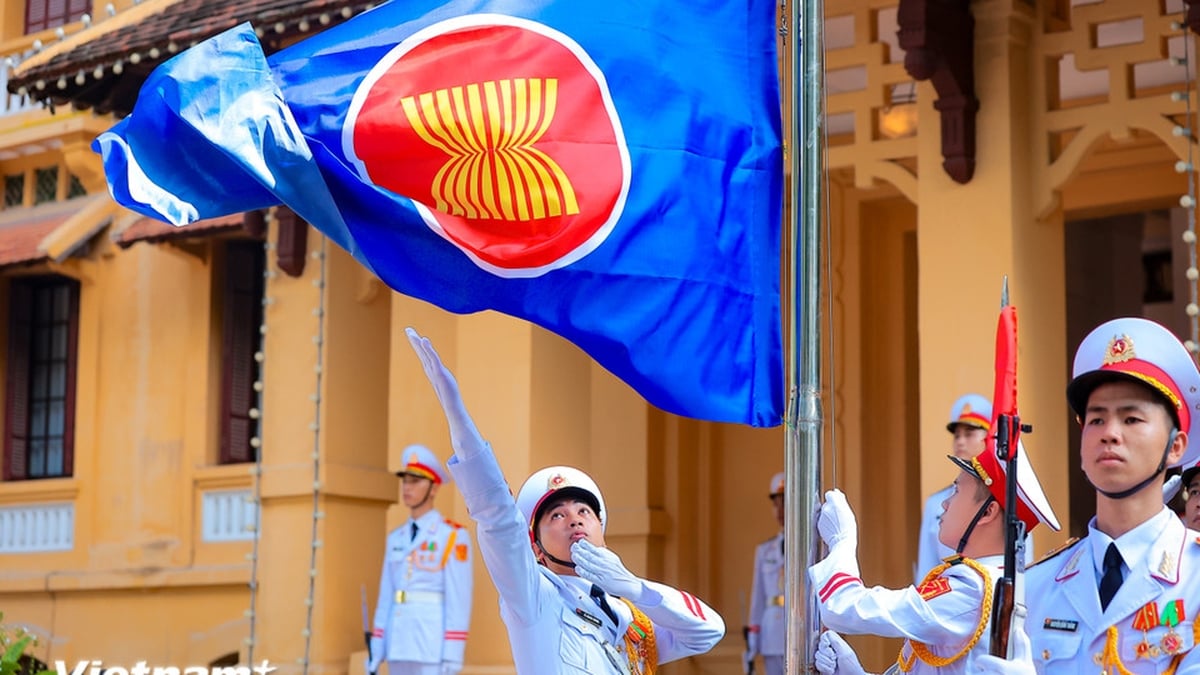 Solemn flag-raising ceremony to celebrate the 58th anniversary of ASEAN's founding