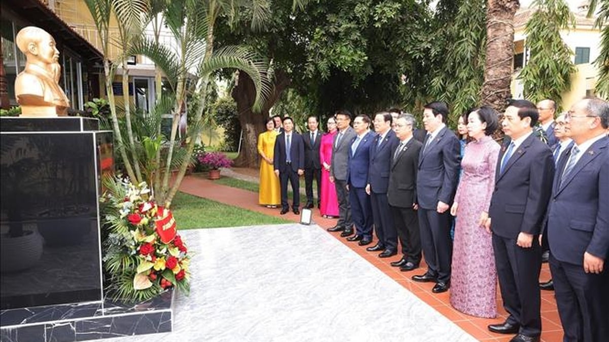 El presidente Luong Cuong depositó una corona floral en la estatua del tío Ho y en la estela conmemorativa de la avenida Ho Chi Minh en Luanda.