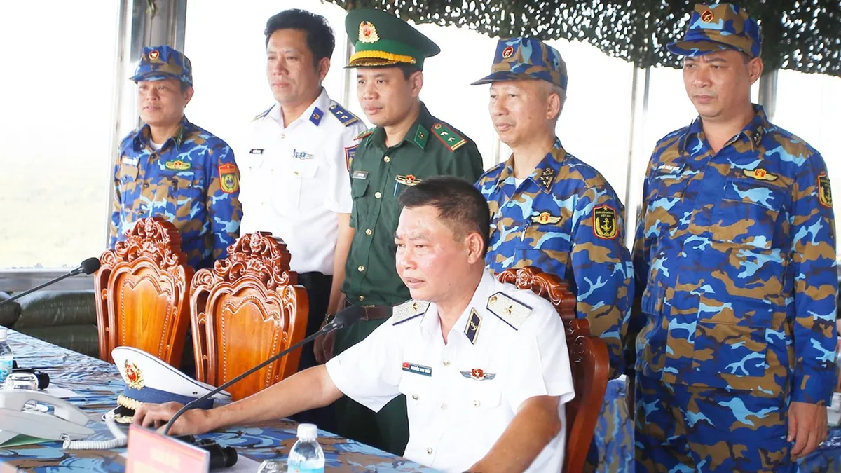Oberleutnant General Nguyen Van Nghia inspiziert die Paradeübung auf See.