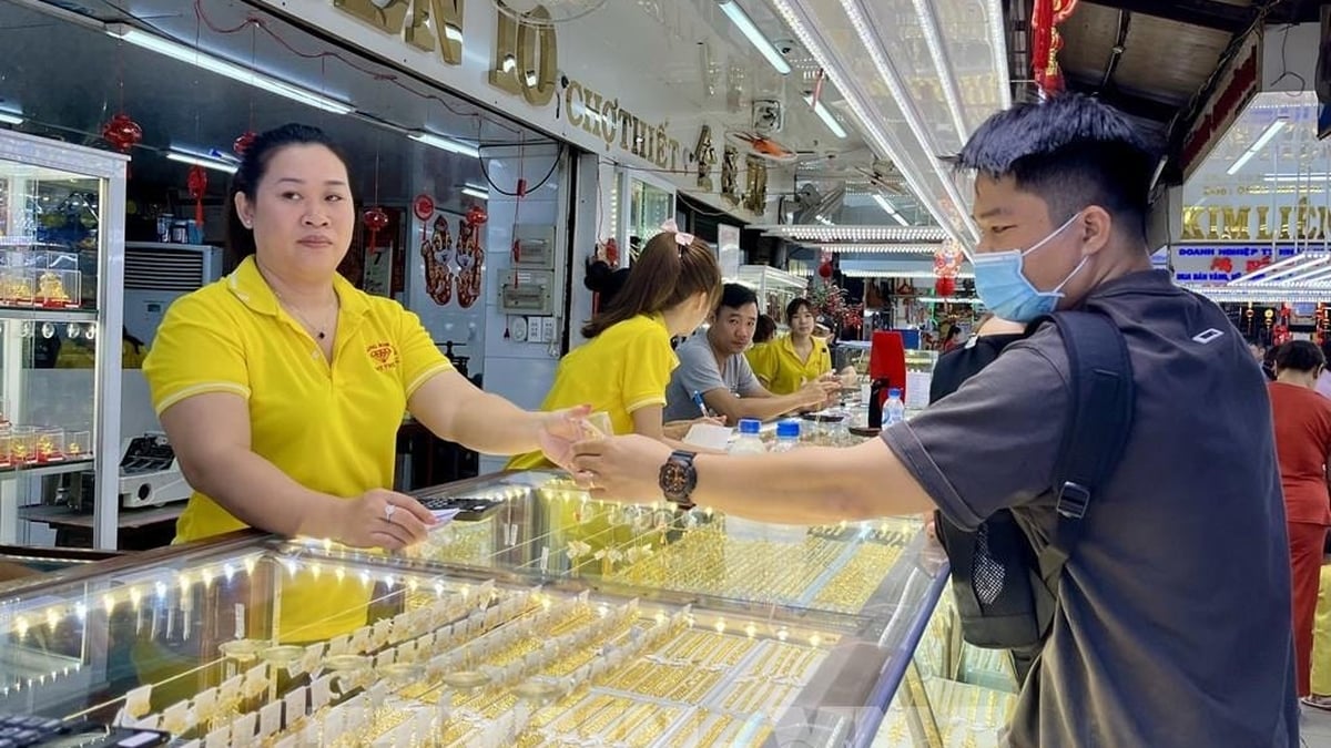 Gold price this afternoon August 8, 2025: Domestic and world gold prices skyrocketed, breaking records, US imposes tax on gold bars
