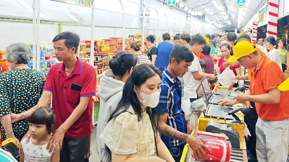 El supermercado Tu Son organiza dos mercados de productos vietnamitas en áreas rurales de la comuna de Chau Phu y el barrio de Tan Chau.