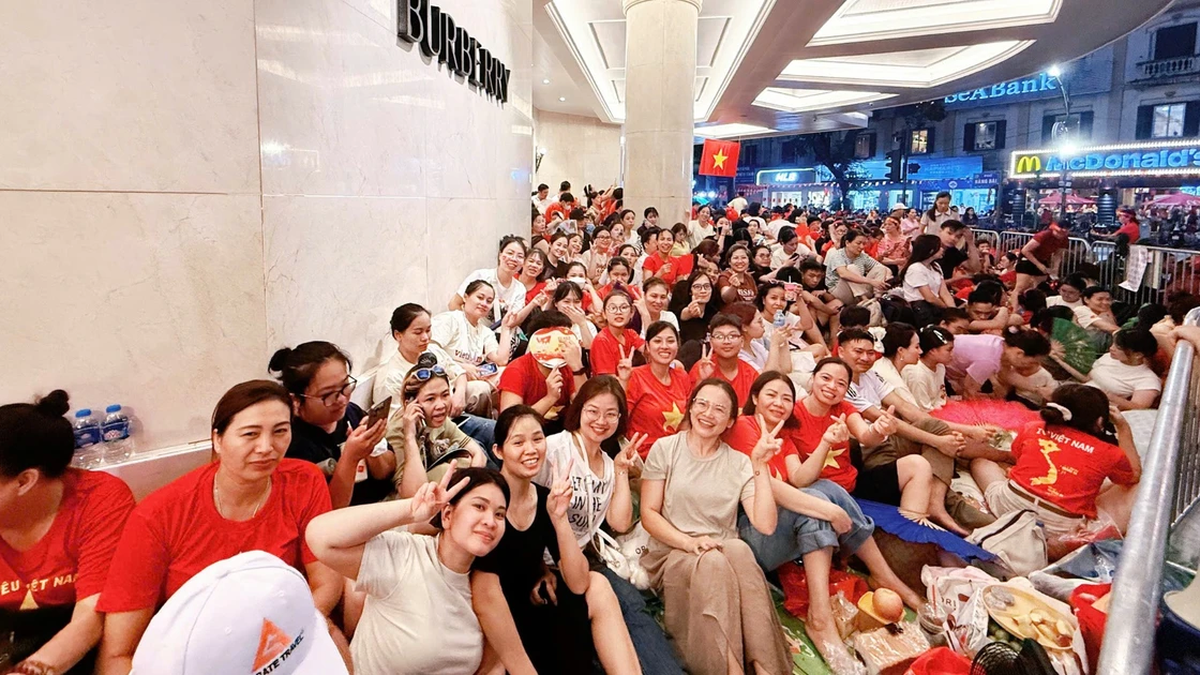 【写真】9月2日の朝、人々は一晩中パレードを待ちわびていた