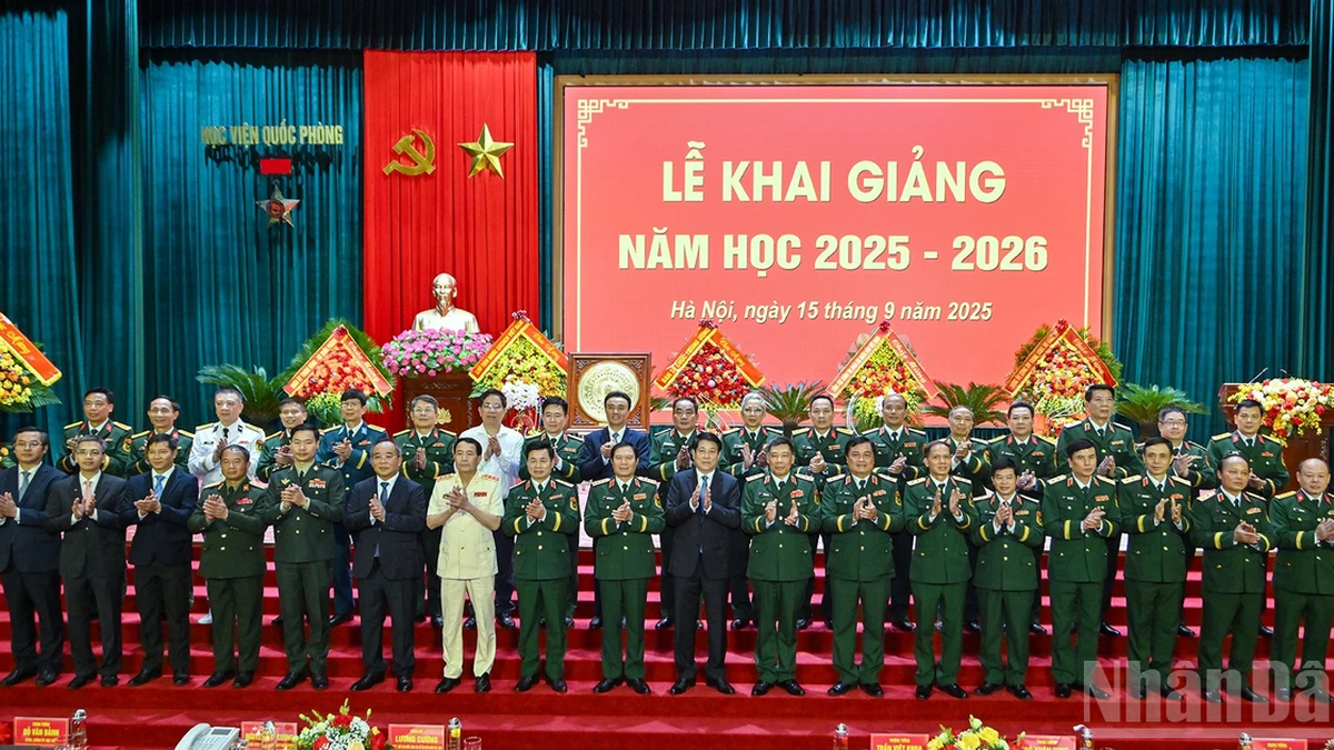 [Zdjęcie] Prezydent Luong Cuong uczestniczy w ceremonii otwarcia nowego roku szkolnego w Akademii Obrony Narodowej