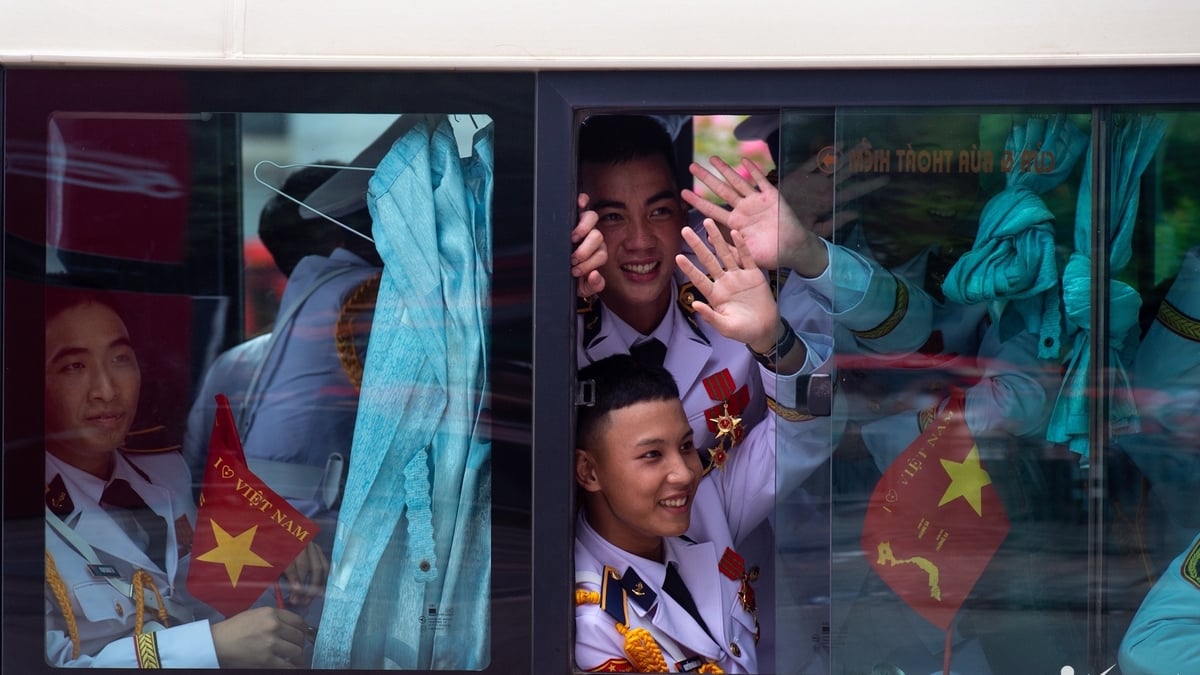 Der Abschiedsmoment der Soldaten und des Volkes nach der Parade am 2. September