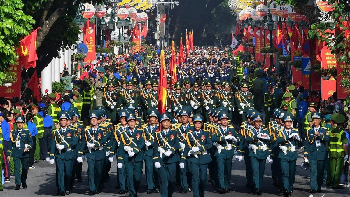 Panorama der Parade zum 80. Jahrestag der Augustrevolution und zum Nationalfeiertag am 2. September