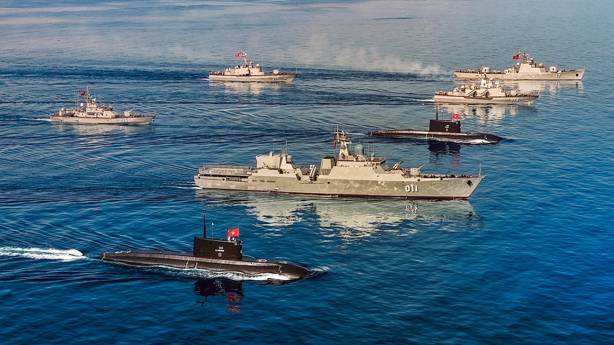 Showing off the power of the armed forces through the first parade at sea