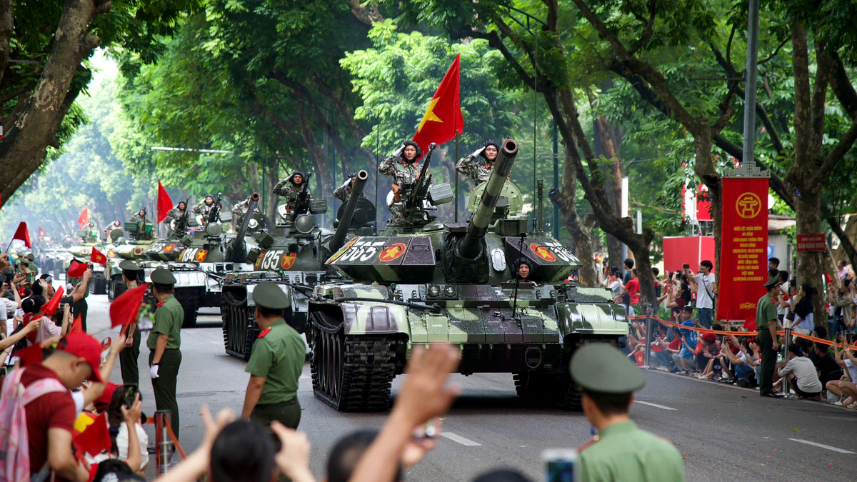 Spezialausrüstung hilft Panzern bei Parade A80 durch die Straßen von Hanoi zu „gleiten“