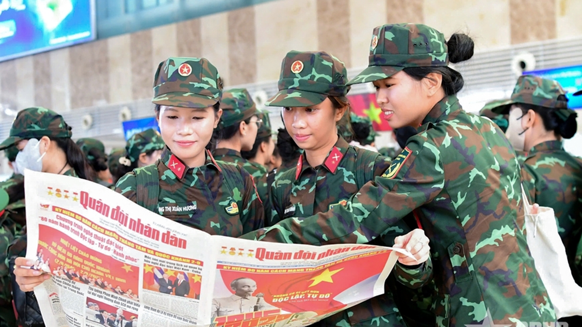 Delegasi yang berpartisipasi dalam misi parade meninggalkan Hanoi.