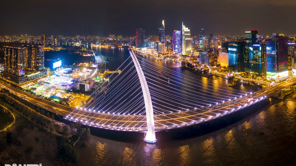 Ngắm TP Hồ Chí Minh lung linh ánh đèn về đêm