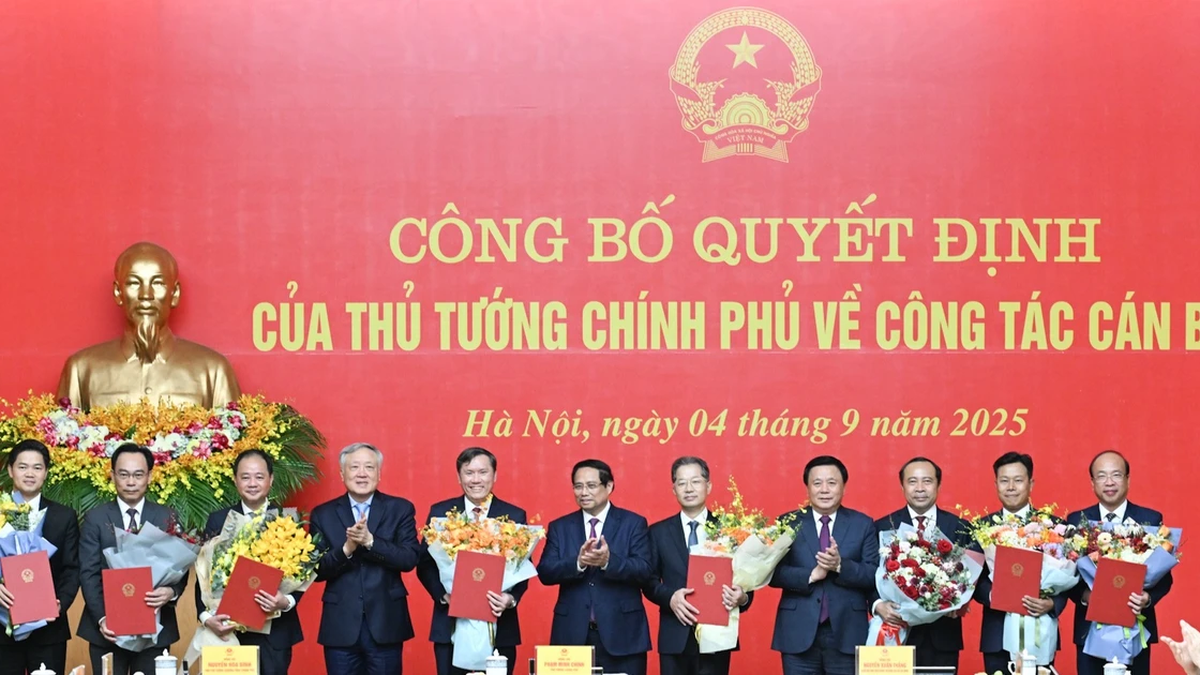 [Ảnh] Thủ tướng trao quyết định tiếp nhận, điều động, bổ nhiệm lãnh đạo các bộ, cơ quan