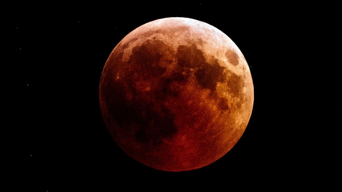Mengamati super 'bulan darah' di Vietnam
