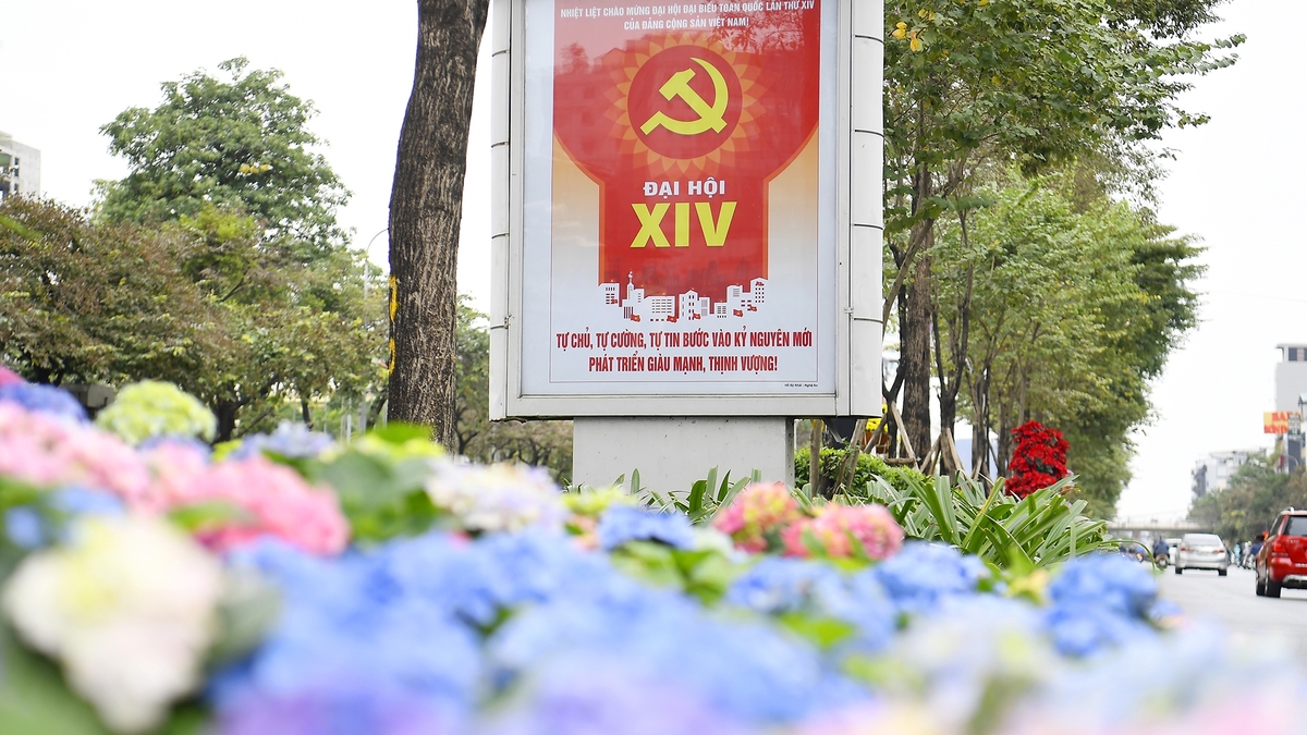 Suasana perayaan meresap ke jalan-jalan di Hanoi, meraikan Kongres Kebangsaan ke-14 Parti Komunis Vietnam.