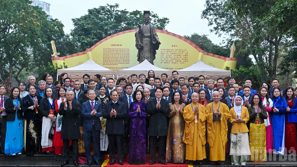 [Foto] Presiden Luong Cuong dan isterinya mempersembahkan kemenyan di patung Raja Ly Thai To dan Kuil Ngoc Son.