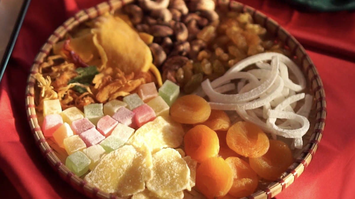 Der anhaltende Geschmack von Tet (vietnamesisches Neujahr) in einer Schale mit kandierten Früchten nach Hue-Art.