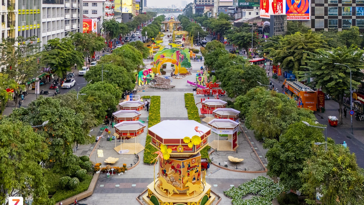 The overall view of Nguyen Hue flower street has taken shape.