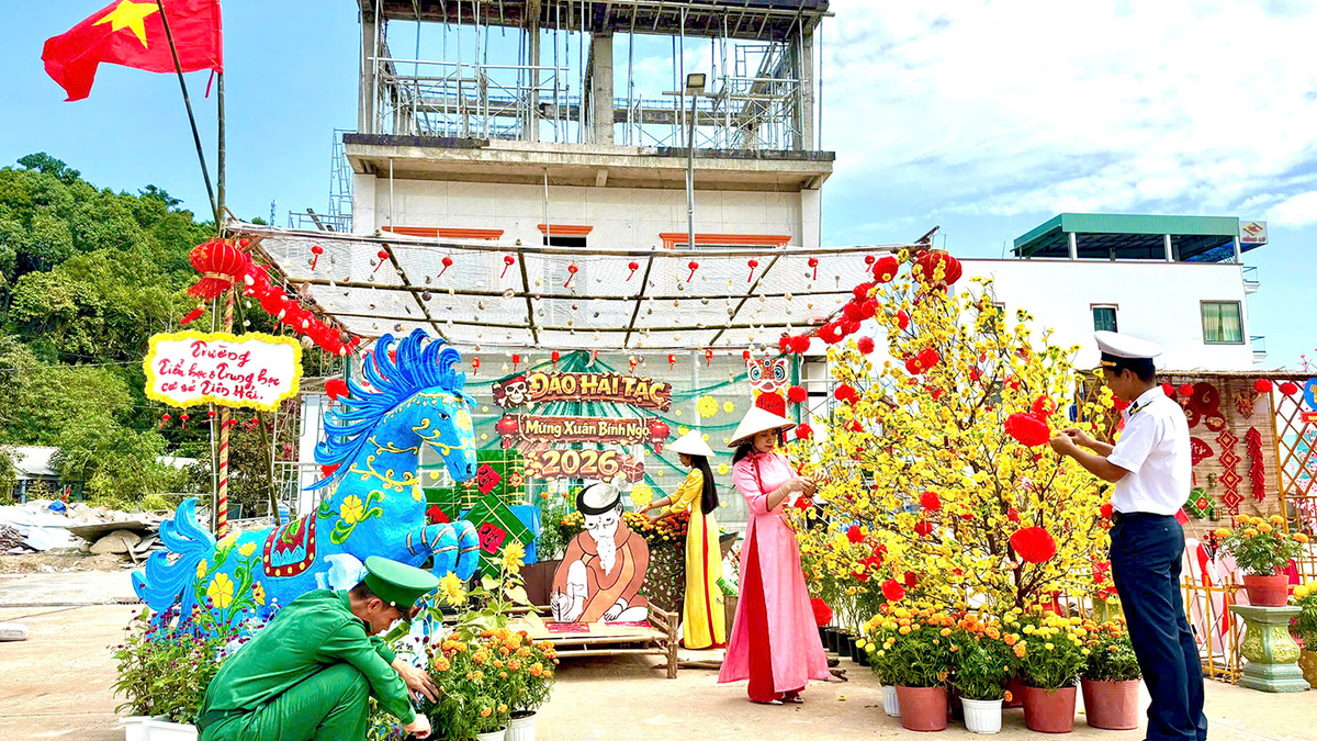 Los militares y civiles de la comuna insular de Tien Hai se unen para "dar vida" a la Calle de las Flores de Primavera del Año del Caballo 2026.