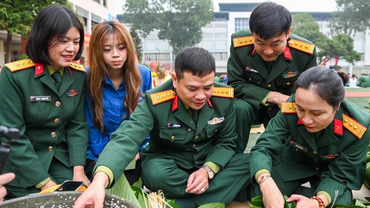 Het inpakken van groene kleefrijstkoekjes, als symbool van solidariteit bij Brigade 144.