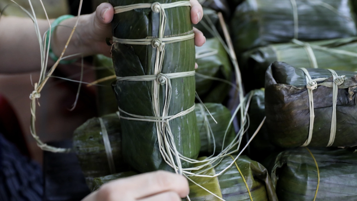 Giữ lửa nồi bánh tét ngày Tết, xóm nhỏ thêm gần nhau