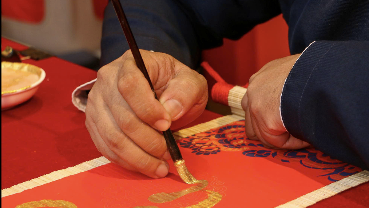 Le Temple de la Littérature de l'Université nationale est en pleine effervescence, les visiteurs venant admirer des calligraphies et se faisant photographier en ao dai, robes traditionnelles vietnamiennes, à l'occasion du Têt (Nouvel An lunaire).