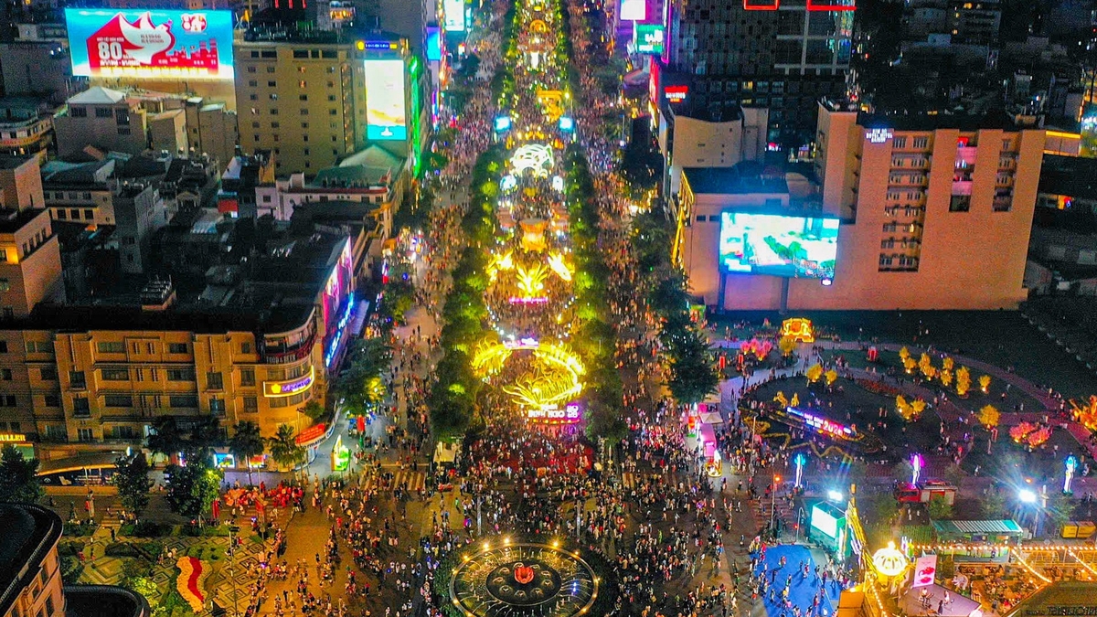 Folkemengder strømmet til Nguyen Hue blomstergate på åpningskvelden av hestens kinesiske nyttår.