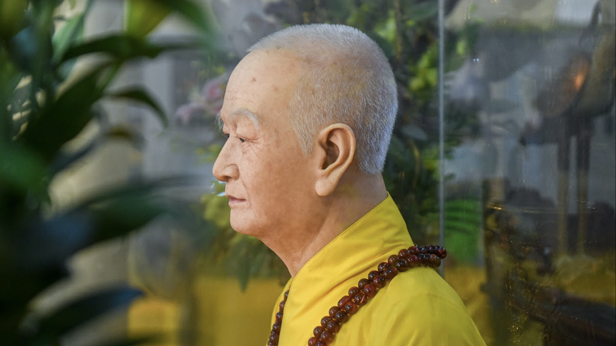 Đền, chùa Hà Nội đông kín khách tới cầu may đêm giao thừa, mùng 1 Tết