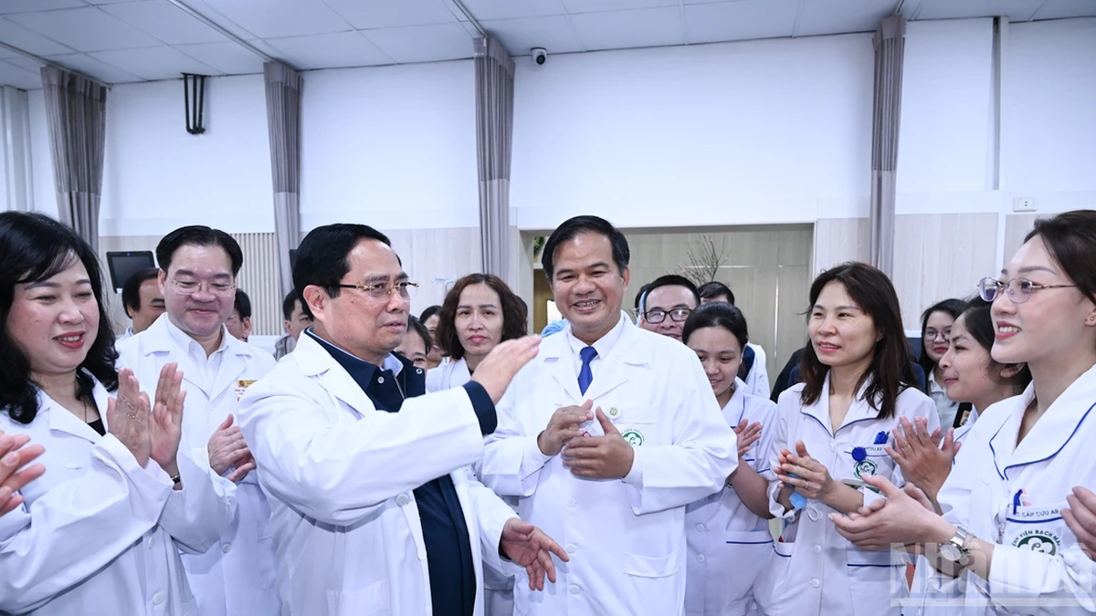 [Photo] Prime Minister Pham Minh Chinh visits and encourages doctors, nurses and patients.