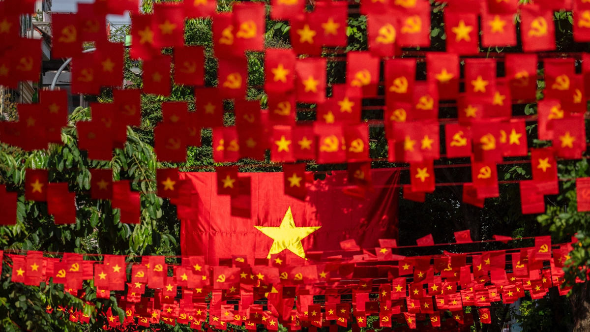 Phố phường Hà Nội rực rỡ cờ đỏ ngày 29 Tết