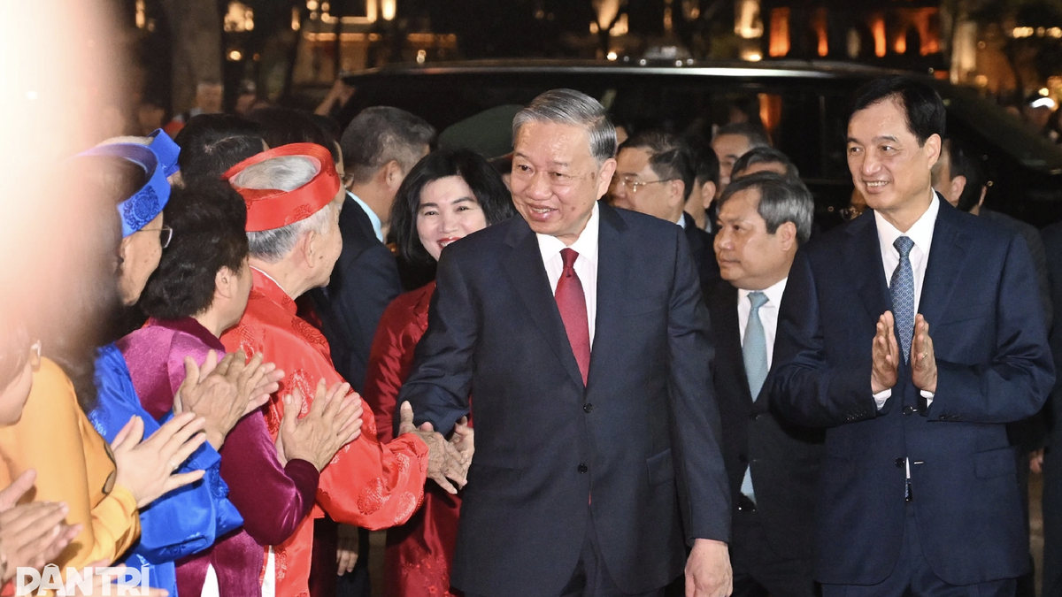 Sekretaris Jenderal To Lam mempersembahkan dupa di patung Raja Ly Thai To dan menyampaikan ucapan selamat Tahun Baru kepada rakyat.