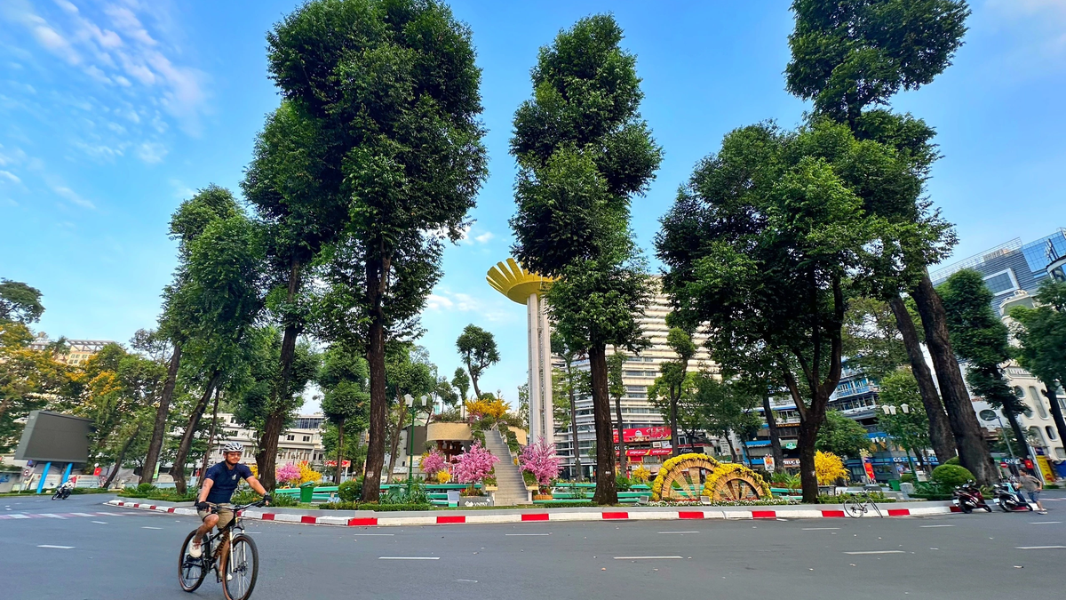 Am frühen Morgen des ersten Tages von Tet: Die Straßen der Innenstadt von Ho-Chi-Minh-Stadt sind weitläufig, der Frühling ist überall angekommen.
