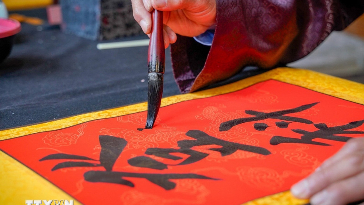 The beautiful Vietnamese tradition of asking for calligraphy at the beginning of the year.