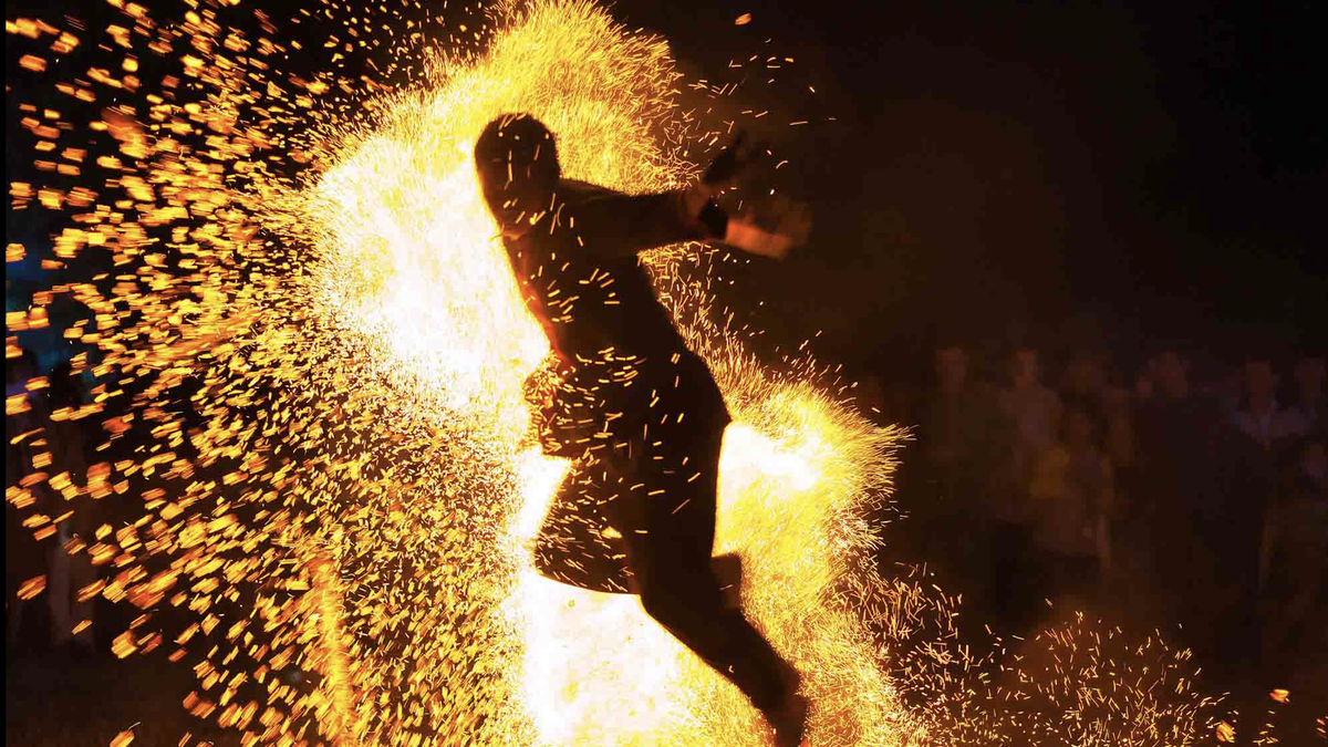 The fire-jumping ritual of the Dao and San Diu people in Quang Ninh creates a cultural attraction.