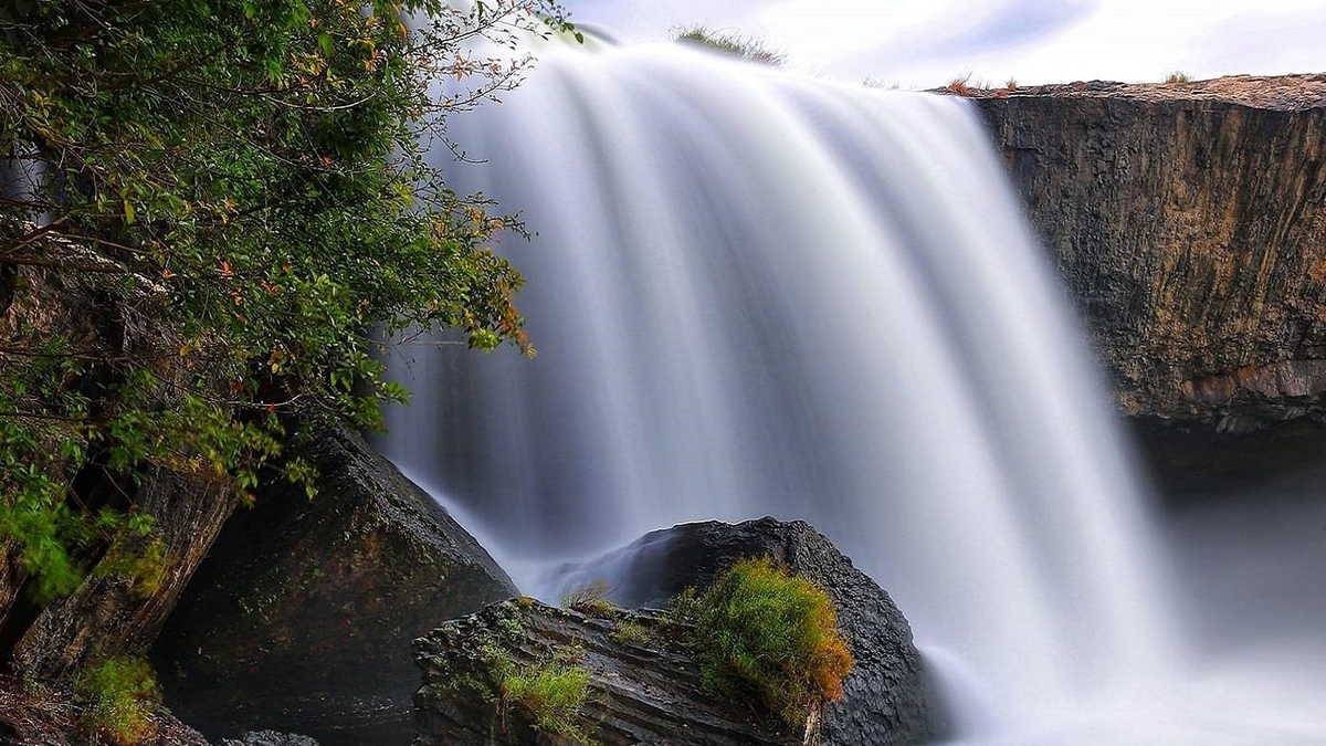 Cascada Dray Nur din Dak Lak - o capodoperă maiestuoasă în mijlocul vastelor păduri din Munții Centrali.