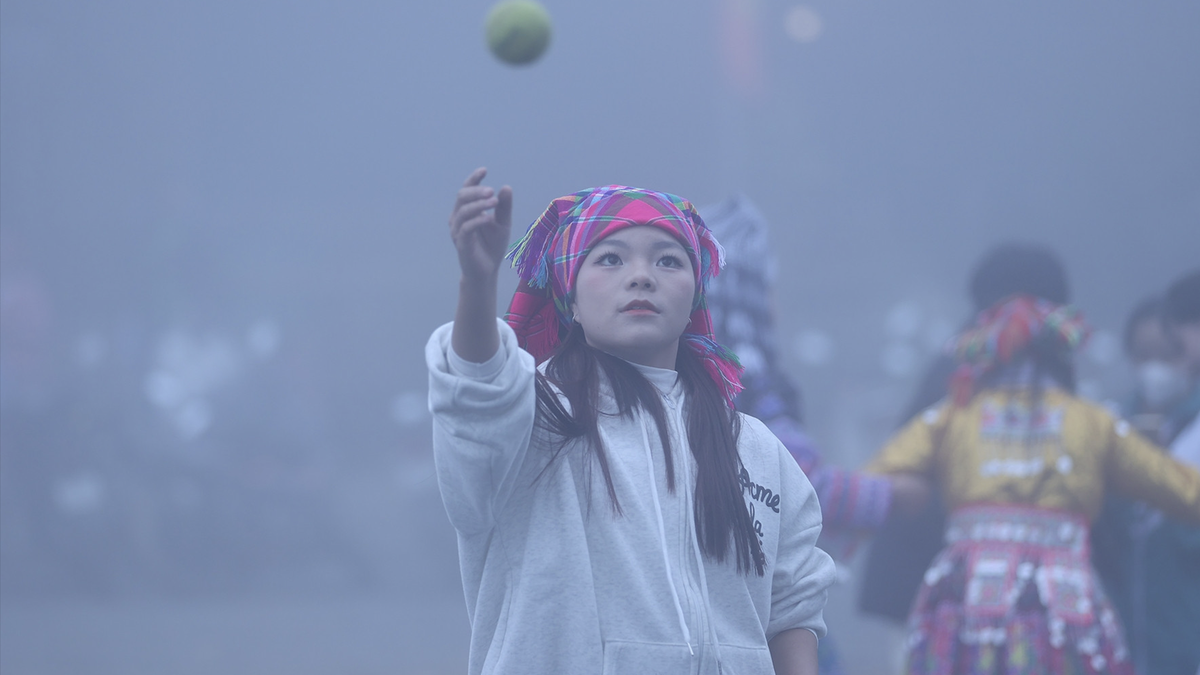 구름 사이로 몽족의 봄 축제 모습이 희미하게 보인다.
