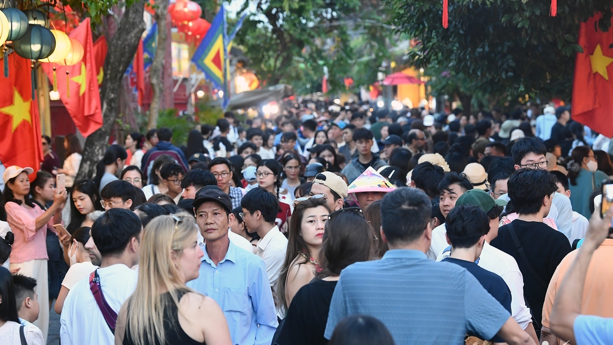 Mulțimi de oameni au „coborât” asupra orașului antic Hoi An, așteptând la nesfârșit doar pentru a obține o fotografie la check-in.