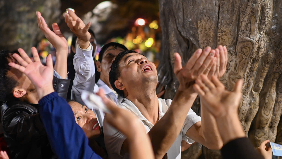 Openingsceremonie van het Huong Pagoda Festival 2026: Bezoekers trotseren de regen om de ceremonie de hele nacht bij te wonen.