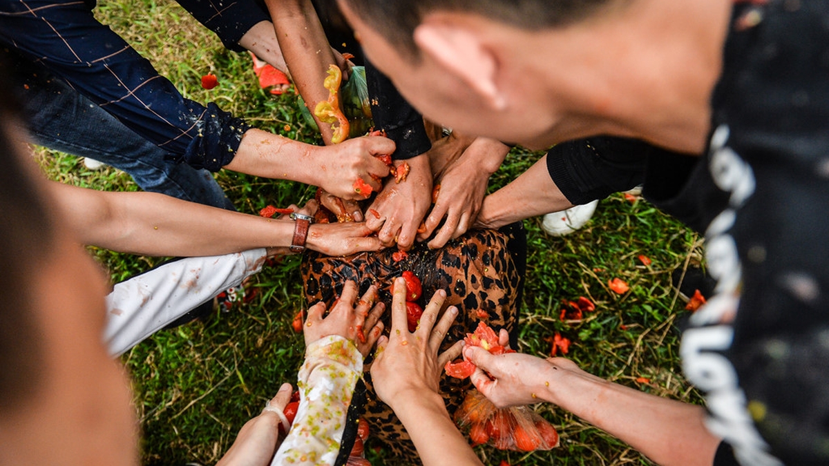 A unique tomato-throwing market in Thanh Hoa province.
