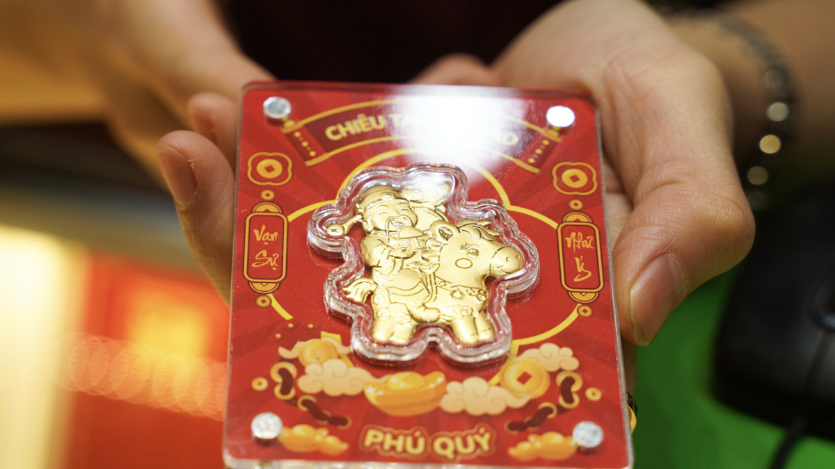 ប្រជាជនបានប្រឈមមុខនឹងភ្លៀងរដូវផ្ការីក ដោយតម្រង់ជួរតាំងពីម៉ោង ៤ ព្រឹកដើម្បី «បរបាញ់» មាស មុនទិវាព្រះនៃទ្រព្យសម្បត្តិ។