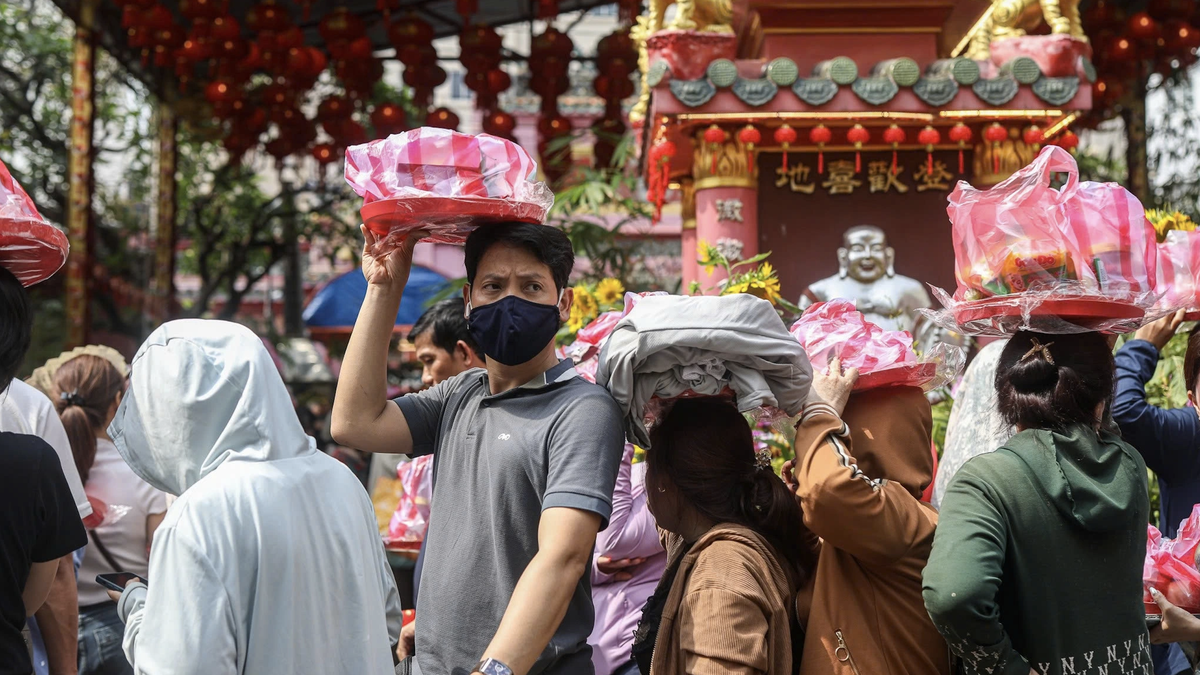 មនុស្ស​តម្រង់​ជួរ​វែង​រង់ចាំ​ចូលរួម​ក្នុង​ពិធី​ចូលឆ្នាំ​ប្រពៃណី​នៅ​វត្ត​ង៉ុក​ហ្វាង​នៅ​ថ្ងៃទី ៨ នៃ​បុណ្យចូលឆ្នាំ​ចិន។