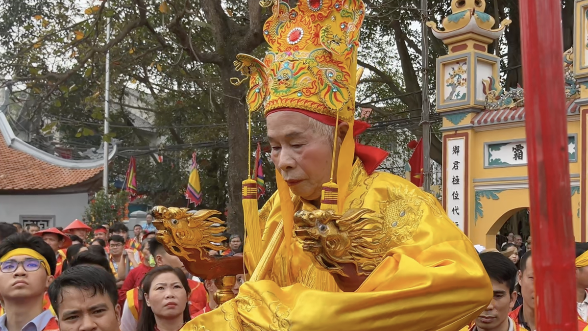Le cortège du « faux roi » au festival du temple Sai.