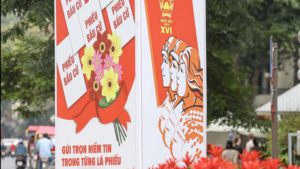 Hanoi, seçim günü için bayraklar ve çiçeklerle süslendi.