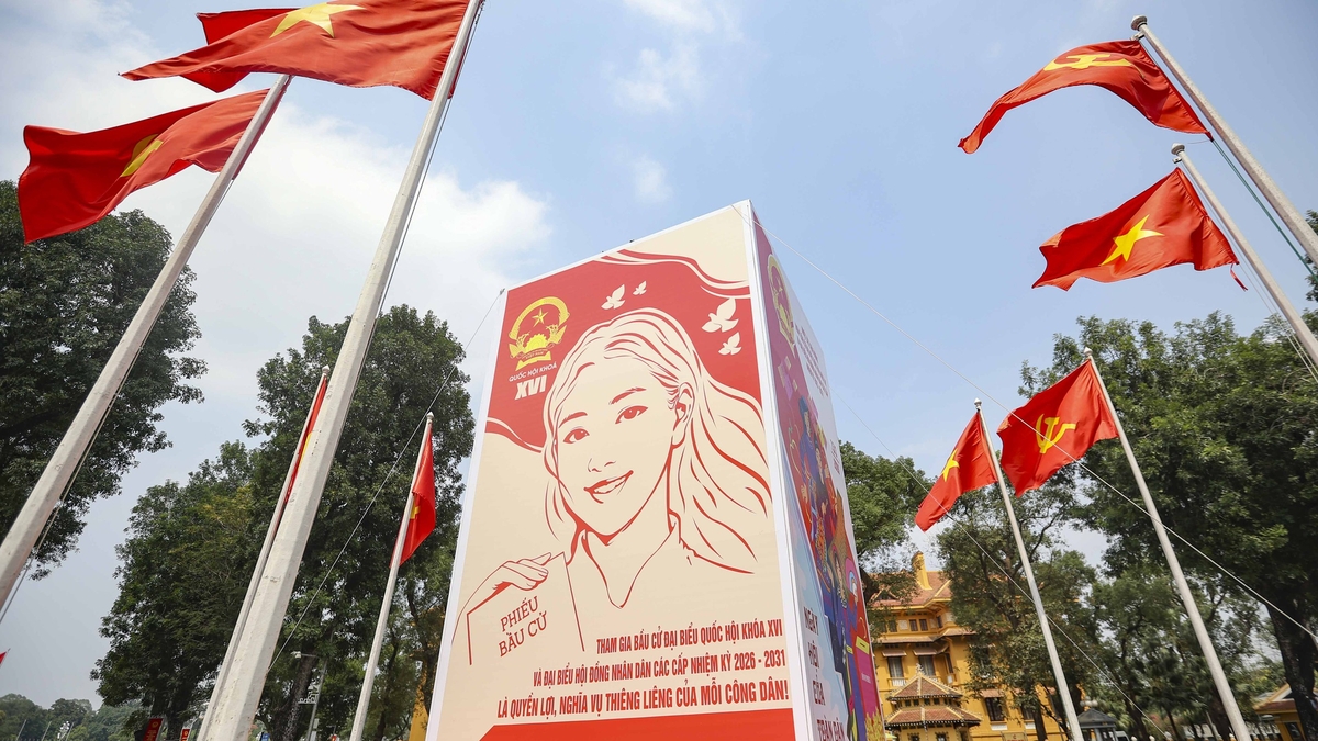 Bendera merah dan sepanduk menghiasi jalan-jalan di Hanoi untuk meraikan hari pilihan raya.