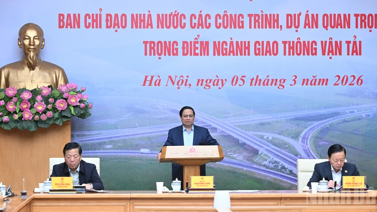 [Foto] Statsminister Pham Minh Chinh leder møtet i styringskomiteen for viktige prosjekter i transportsektoren.